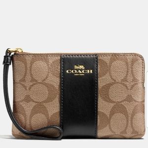 COACH • Corner Zip Wristlet Signature